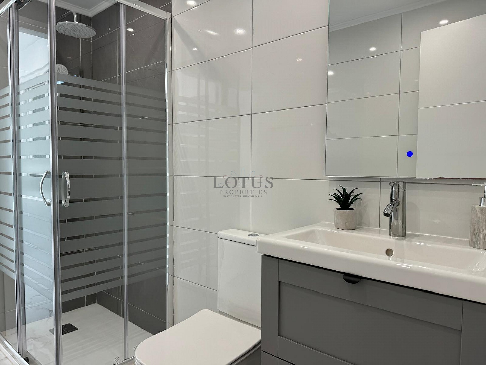 IMPRESIONANTE APARTAMENTO REFORMADO DE 4 DORMITORIOS CON GARAJE PRIVADO, A TAN SOLO 200 METROS DE LA PLAYA EN TORREVIEJA. - Lotus Properties