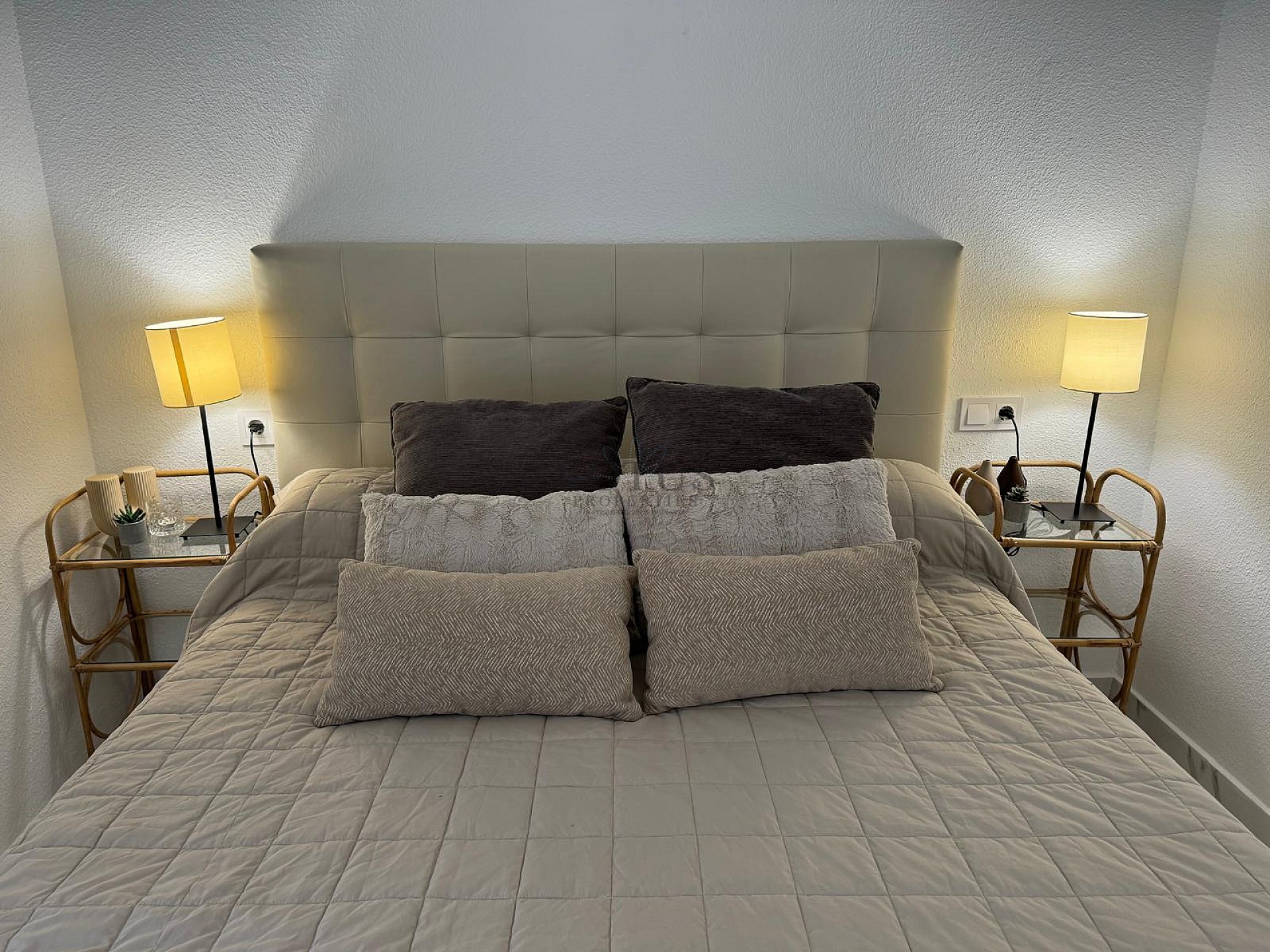 IMPRESIONANTE APARTAMENTO REFORMADO DE 4 DORMITORIOS CON GARAJE PRIVADO, A TAN SOLO 200 METROS DE LA PLAYA EN TORREVIEJA. - Lotus Properties