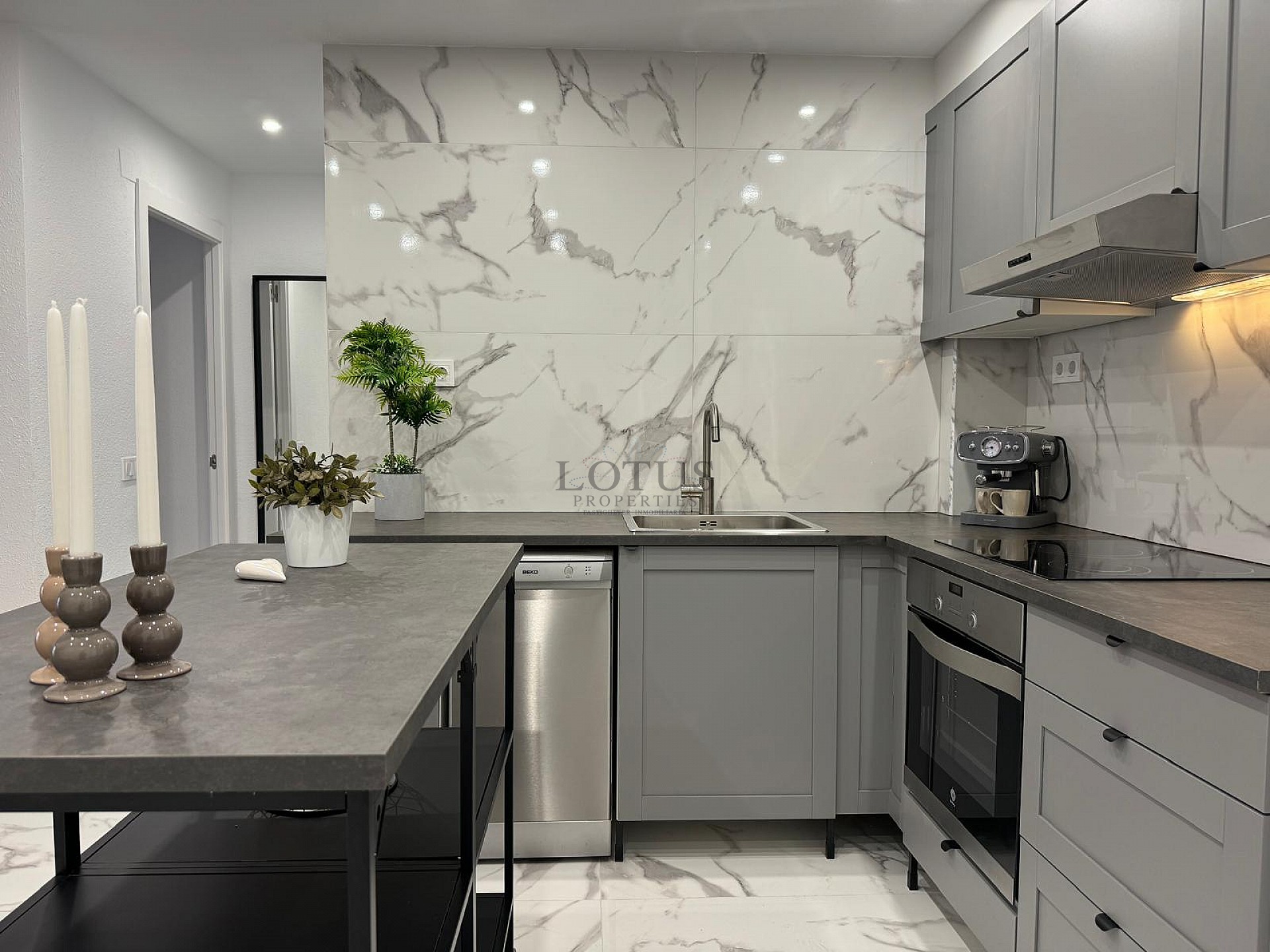 IMPRESIONANTE APARTAMENTO REFORMADO DE 4 DORMITORIOS CON GARAJE PRIVADO, A TAN SOLO 200 METROS DE LA PLAYA EN TORREVIEJA. - Lotus Properties