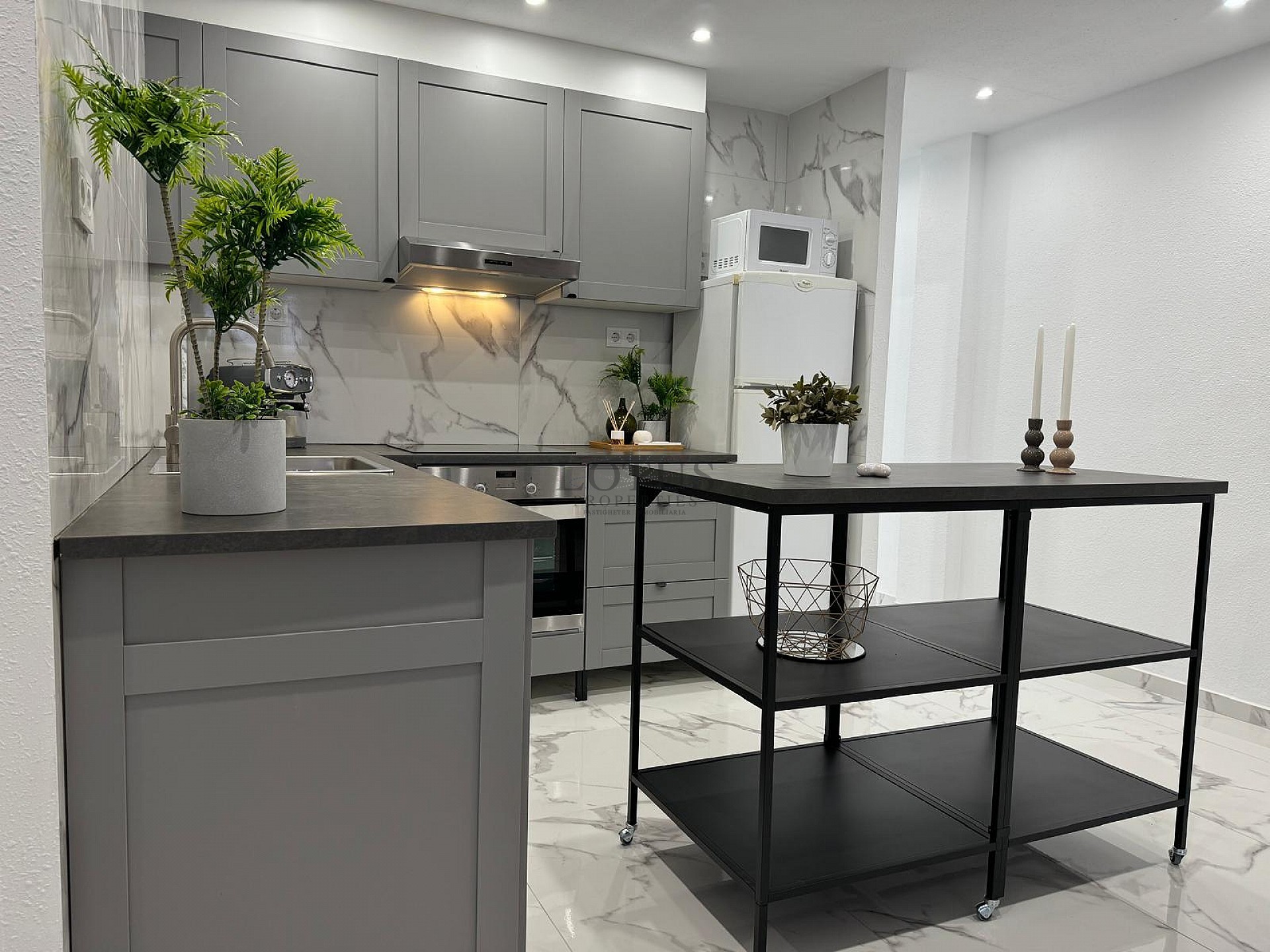 IMPRESIONANTE APARTAMENTO REFORMADO DE 4 DORMITORIOS CON GARAJE PRIVADO, A TAN SOLO 200 METROS DE LA PLAYA EN TORREVIEJA. - Lotus Properties