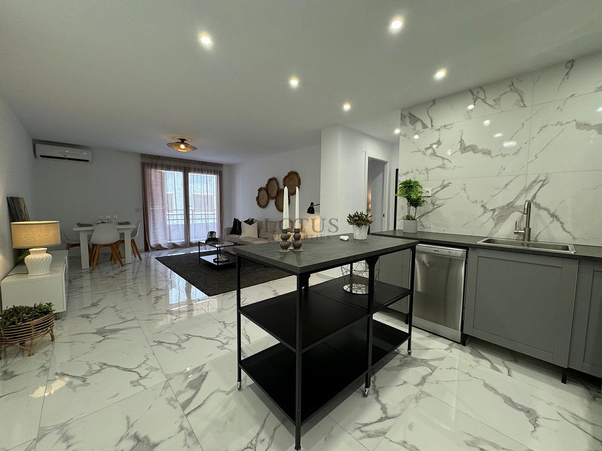 IMPRESIONANTE APARTAMENTO REFORMADO DE 4 DORMITORIOS CON GARAJE PRIVADO, A TAN SOLO 200 METROS DE LA PLAYA EN TORREVIEJA. - Lotus Properties