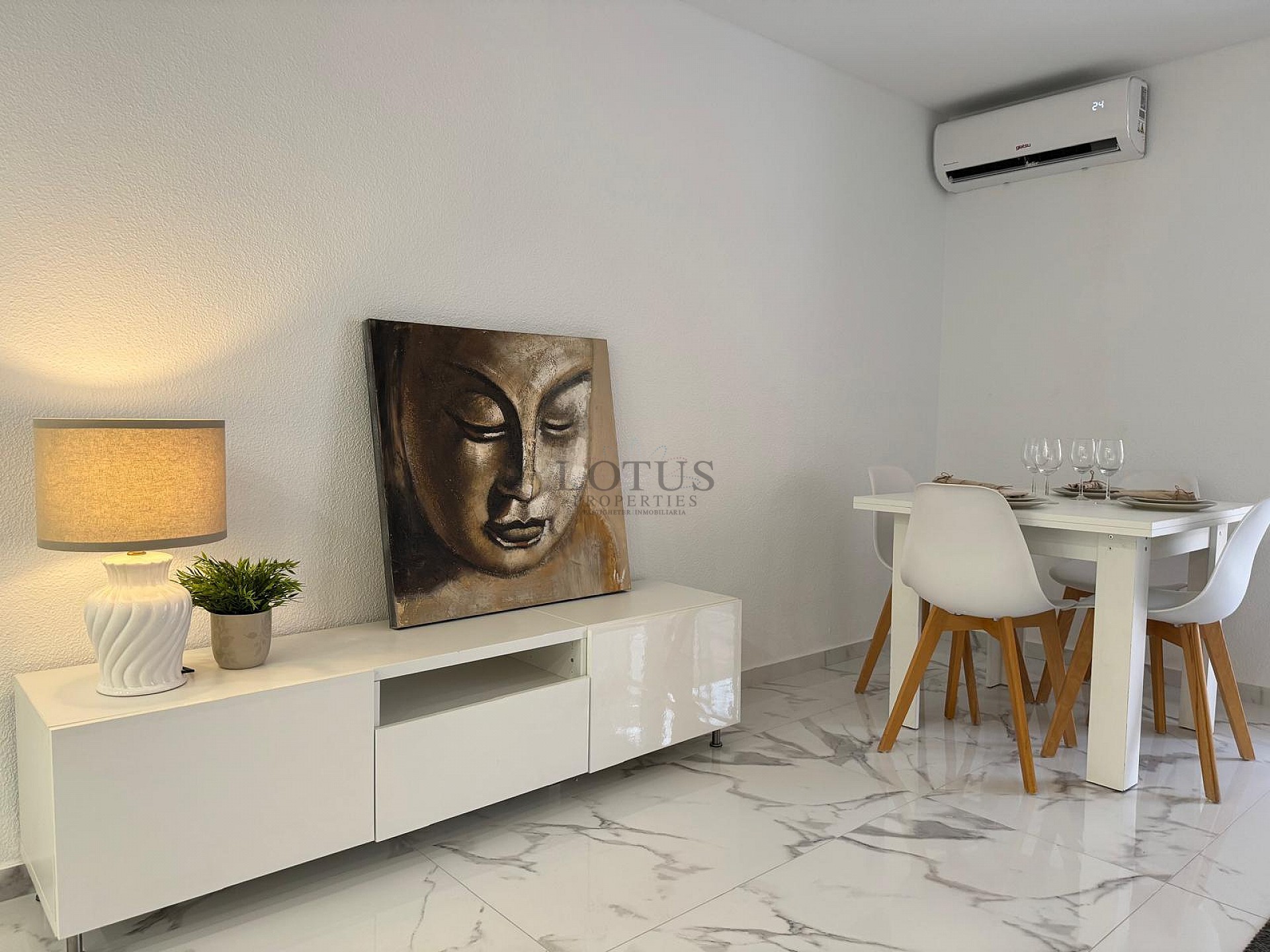 IMPRESIONANTE APARTAMENTO REFORMADO DE 4 DORMITORIOS CON GARAJE PRIVADO, A TAN SOLO 200 METROS DE LA PLAYA EN TORREVIEJA. - Lotus Properties
