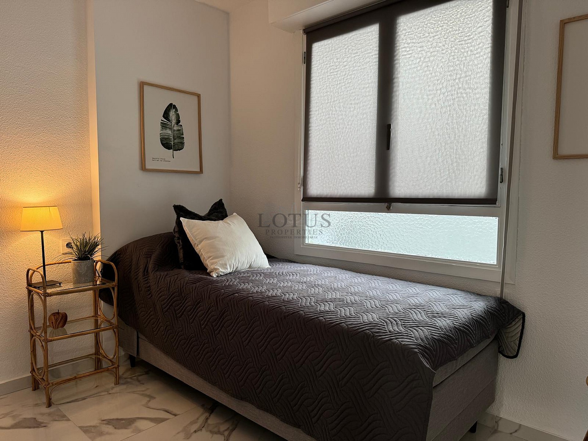 IMPRESIONANTE APARTAMENTO REFORMADO DE 4 DORMITORIOS CON GARAJE PRIVADO, A TAN SOLO 200 METROS DE LA PLAYA EN TORREVIEJA. - Lotus Properties