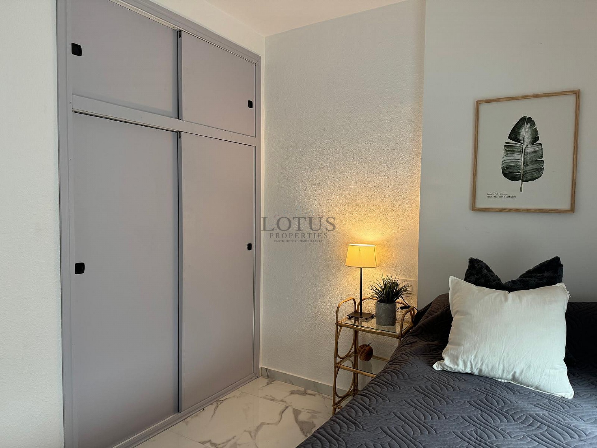 IMPRESIONANTE APARTAMENTO REFORMADO DE 4 DORMITORIOS CON GARAJE PRIVADO, A TAN SOLO 200 METROS DE LA PLAYA EN TORREVIEJA. - Lotus Properties
