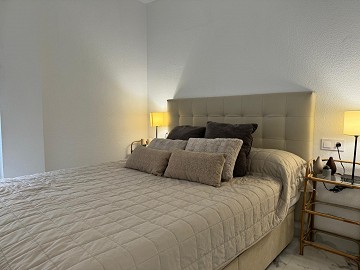 IMPRESIONANTE APARTAMENTO REFORMADO DE 4 DORMITORIOS CON GARAJE PRIVADO, A TAN SOLO 200 METROS DE LA PLAYA EN TORREVIEJA. - Lotus Properties