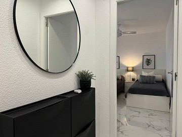 IMPRESIONANTE APARTAMENTO REFORMADO DE 4 DORMITORIOS CON GARAJE PRIVADO, A TAN SOLO 200 METROS DE LA PLAYA EN TORREVIEJA. - Lotus Properties