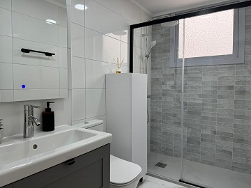 IMPRESIONANTE APARTAMENTO REFORMADO DE 4 DORMITORIOS CON GARAJE PRIVADO, A TAN SOLO 200 METROS DE LA PLAYA EN TORREVIEJA. - Lotus Properties