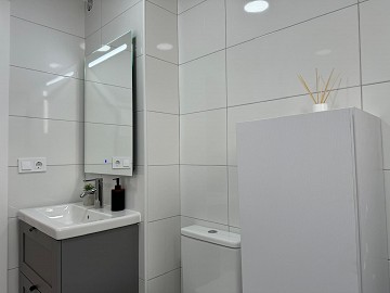 IMPRESIONANTE APARTAMENTO REFORMADO DE 4 DORMITORIOS CON GARAJE PRIVADO, A TAN SOLO 200 METROS DE LA PLAYA EN TORREVIEJA. - Lotus Properties