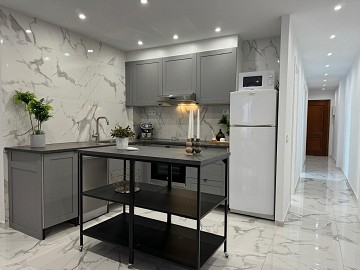 IMPRESIONANTE APARTAMENTO REFORMADO DE 4 DORMITORIOS CON GARAJE PRIVADO, A TAN SOLO 200 METROS DE LA PLAYA EN TORREVIEJA. - Lotus Properties