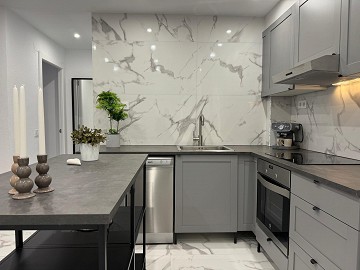 IMPRESIONANTE APARTAMENTO REFORMADO DE 4 DORMITORIOS CON GARAJE PRIVADO, A TAN SOLO 200 METROS DE LA PLAYA EN TORREVIEJA. - Lotus Properties