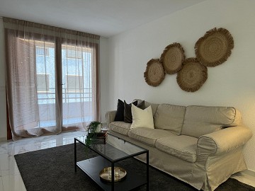 IMPRESIONANTE APARTAMENTO REFORMADO DE 4 DORMITORIOS CON GARAJE PRIVADO, A TAN SOLO 200 METROS DE LA PLAYA EN TORREVIEJA. - Lotus Properties