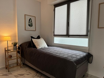 IMPRESIONANTE APARTAMENTO REFORMADO DE 4 DORMITORIOS CON GARAJE PRIVADO, A TAN SOLO 200 METROS DE LA PLAYA EN TORREVIEJA. - Lotus Properties