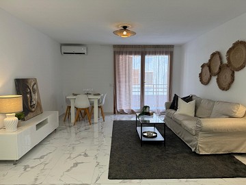 IMPRESIONANTE APARTAMENTO REFORMADO DE 4 DORMITORIOS CON GARAJE PRIVADO, A TAN SOLO 200 METROS DE LA PLAYA EN TORREVIEJA. - Lotus Properties