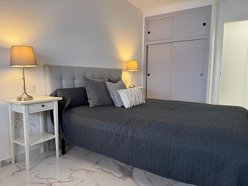 IMPRESIONANTE APARTAMENTO REFORMADO DE 4 DORMITORIOS CON GARAJE PRIVADO, A TAN SOLO 200 METROS DE LA PLAYA EN TORREVIEJA. - Lotus Properties