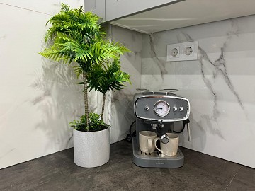 IMPRESIONANTE APARTAMENTO REFORMADO DE 4 DORMITORIOS CON GARAJE PRIVADO, A TAN SOLO 200 METROS DE LA PLAYA EN TORREVIEJA. - Lotus Properties