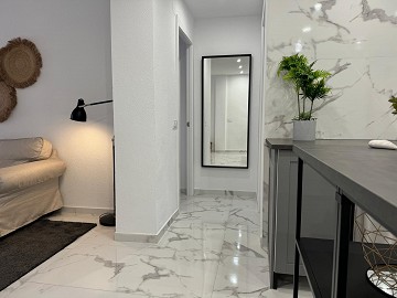 IMPRESIONANTE APARTAMENTO REFORMADO DE 4 DORMITORIOS CON GARAJE PRIVADO, A TAN SOLO 200 METROS DE LA PLAYA EN TORREVIEJA. - Lotus Properties