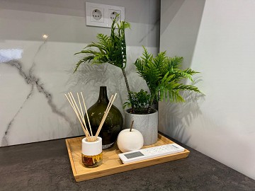 IMPRESIONANTE APARTAMENTO REFORMADO DE 4 DORMITORIOS CON GARAJE PRIVADO, A TAN SOLO 200 METROS DE LA PLAYA EN TORREVIEJA. - Lotus Properties