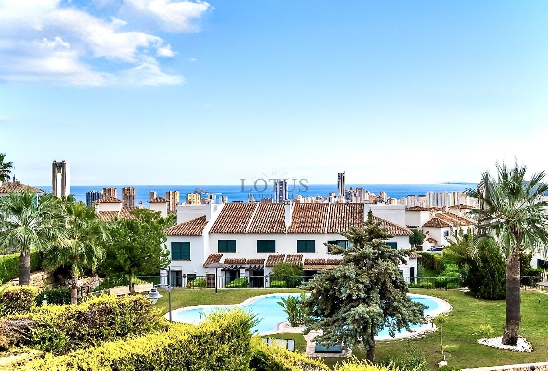 Adosado de esquina de lujo en Golf Bahía – Cerca de Benidorm, playas, golf y parques temáticos - Lotus Properties