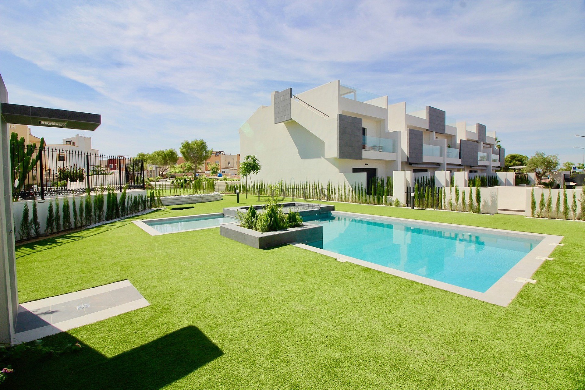 Plantas bajas con 3 dormitorios - Los Balcones - Lotus Properties