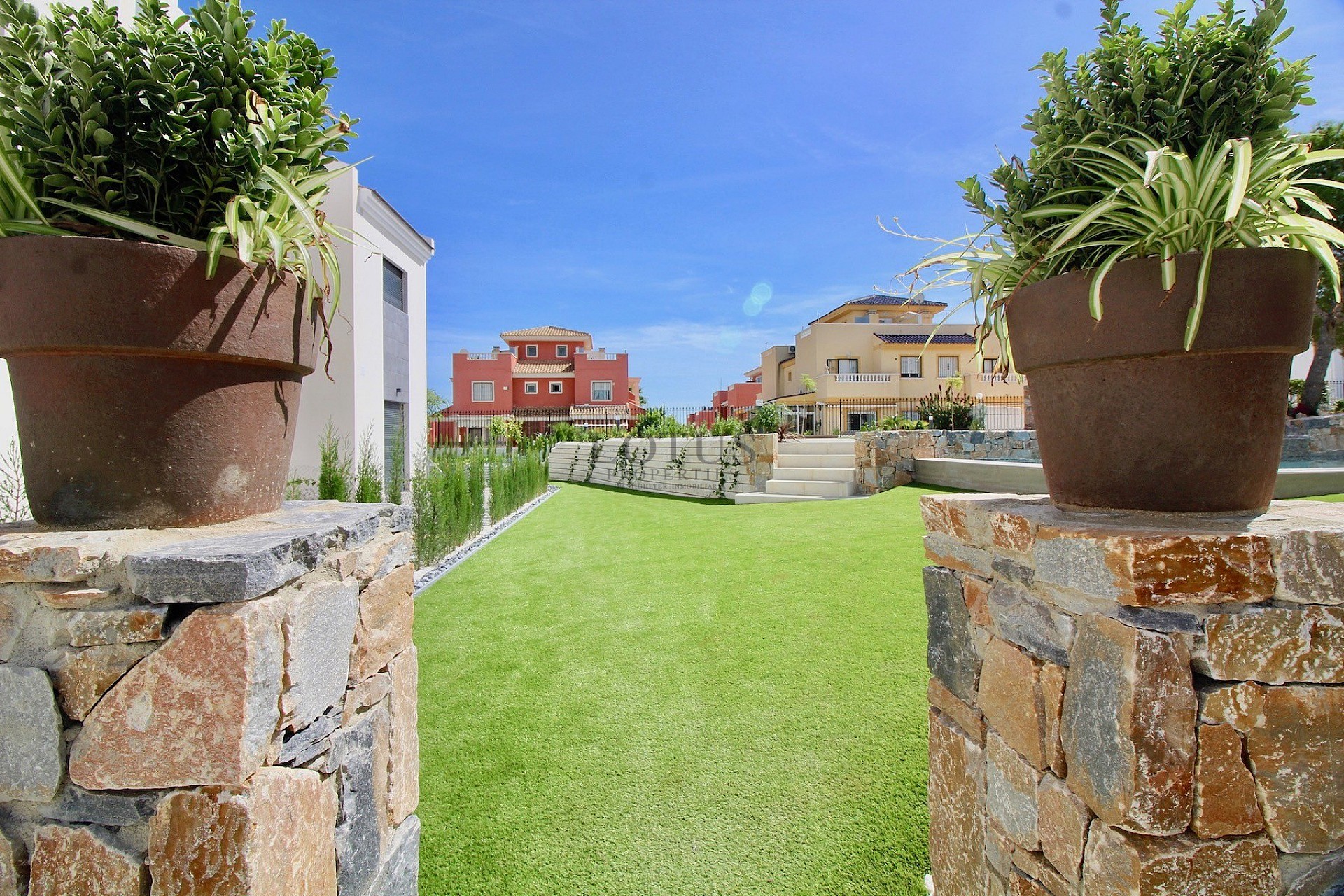 Plantas bajas con 3 dormitorios - Los Balcones - Lotus Properties