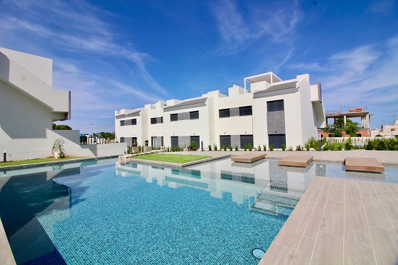 Plantas bajas con 3 dormitorios - Los Balcones - Lotus Properties