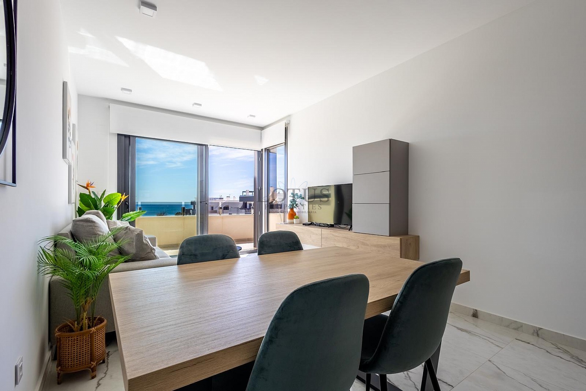 ÁTICO MODERNO CON INCREÍBLES VISTAS AL MAR Y GRAN TERRAZA PRIVADA EN LA AZOTEA. - Lotus Properties