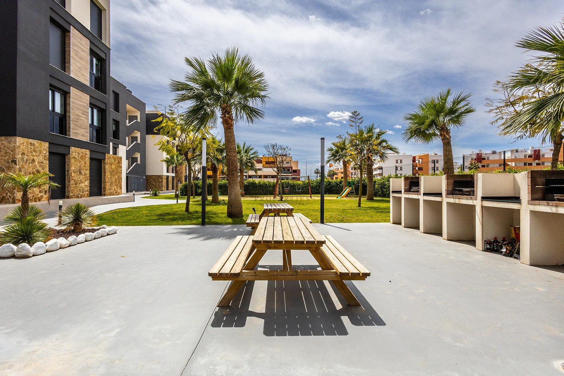 ÁTICO MODERNO CON INCREÍBLES VISTAS AL MAR Y GRAN TERRAZA PRIVADA EN LA AZOTEA. - Lotus Properties