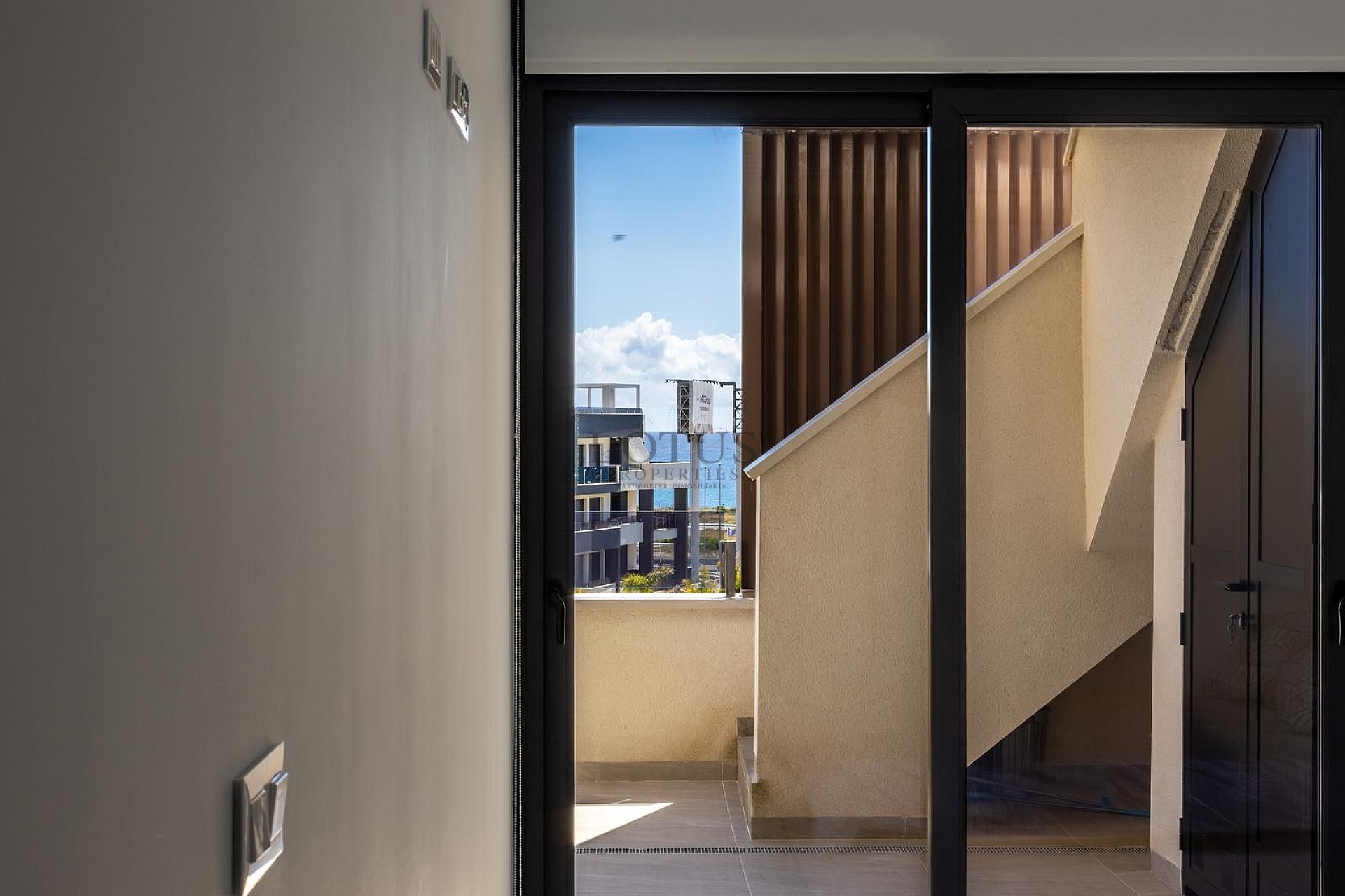 ÁTICO MODERNO CON INCREÍBLES VISTAS AL MAR Y GRAN TERRAZA PRIVADA EN LA AZOTEA. - Lotus Properties