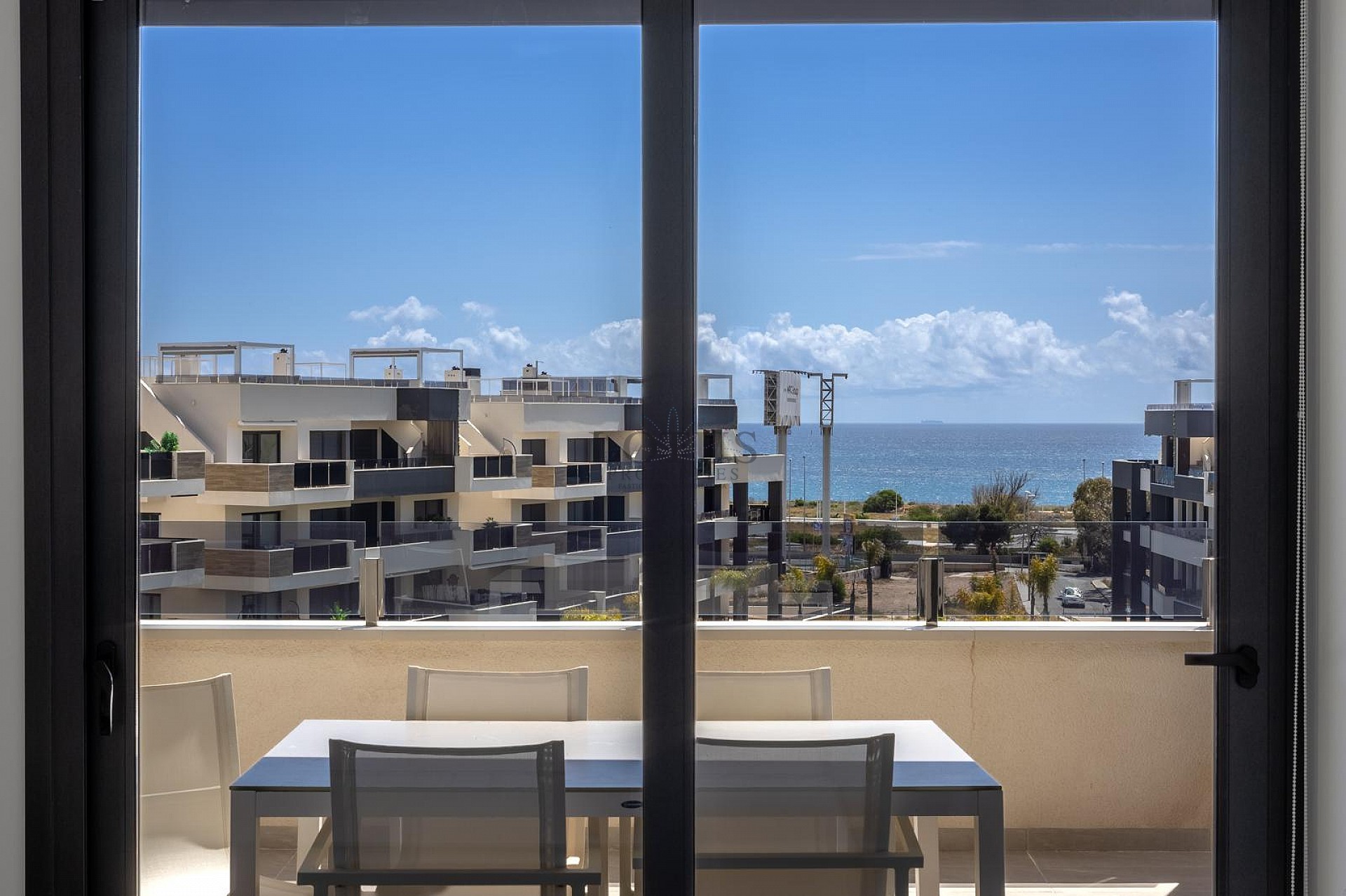 ÁTICO MODERNO CON INCREÍBLES VISTAS AL MAR Y GRAN TERRAZA PRIVADA EN LA AZOTEA. - Lotus Properties