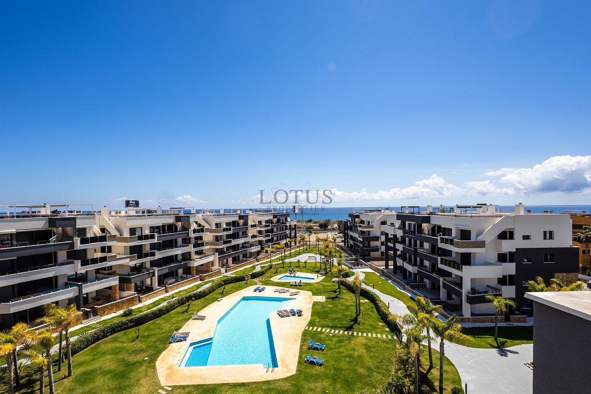 ÁTICO MODERNO CON INCREÍBLES VISTAS AL MAR Y GRAN TERRAZA PRIVADA EN LA AZOTEA. - Lotus Properties