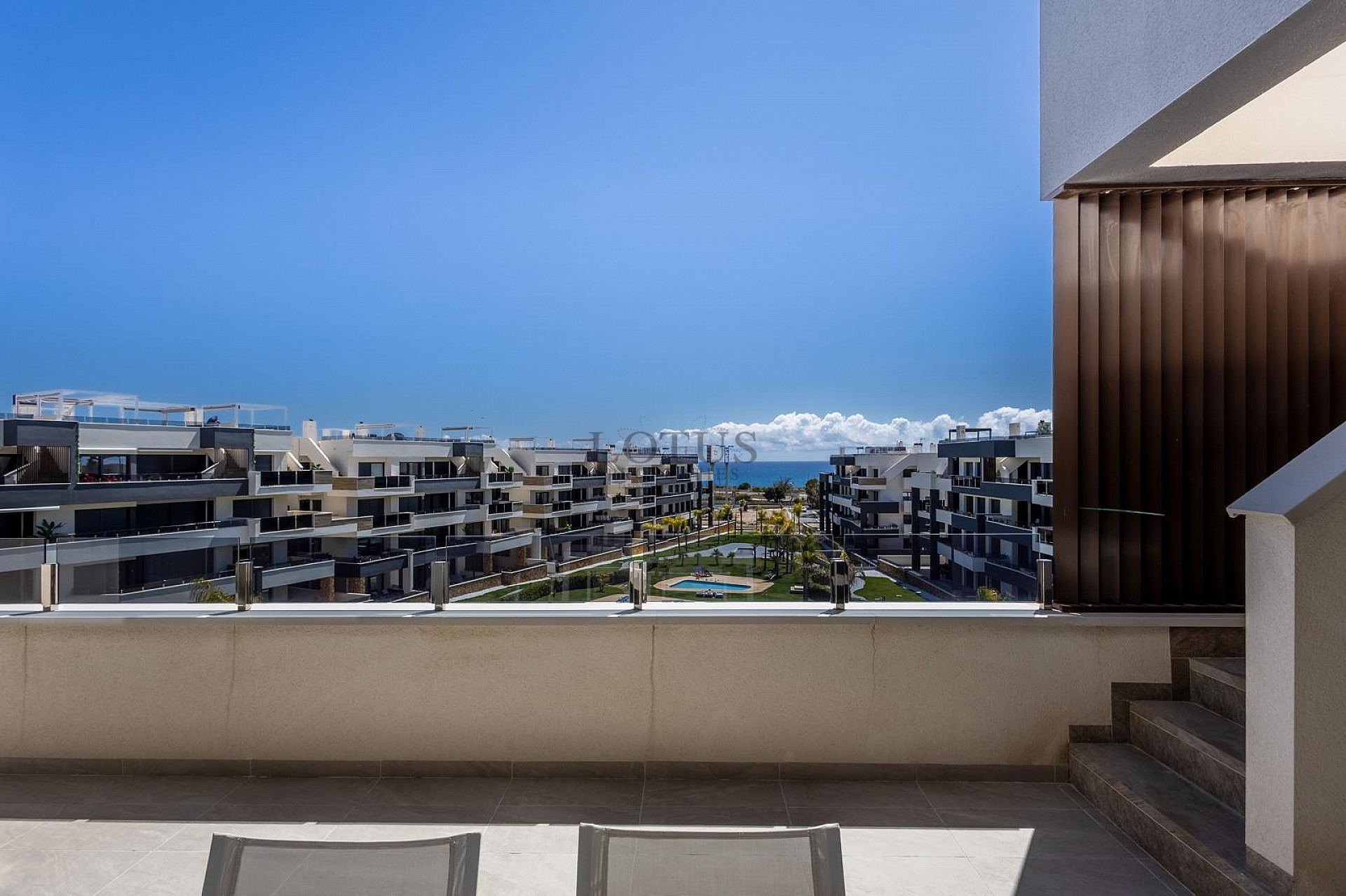 ÁTICO MODERNO CON INCREÍBLES VISTAS AL MAR Y GRAN TERRAZA PRIVADA EN LA AZOTEA. - Lotus Properties